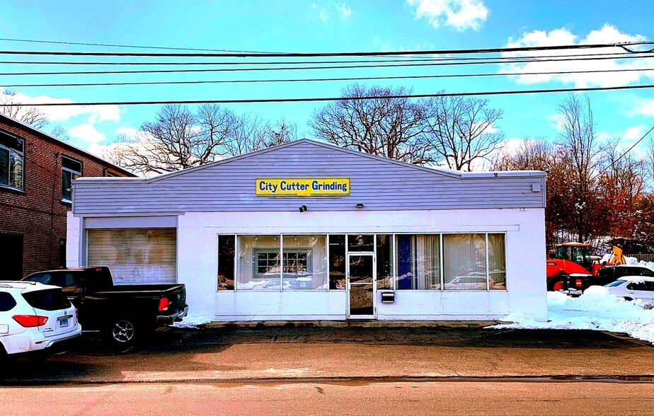 304 Seymour Ave, Derby, CT 06418