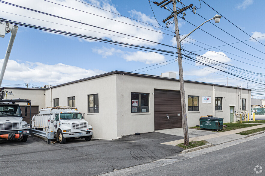 75 Rushmore St, Westbury, NY for lease - Building Photo - Image 3 of 8