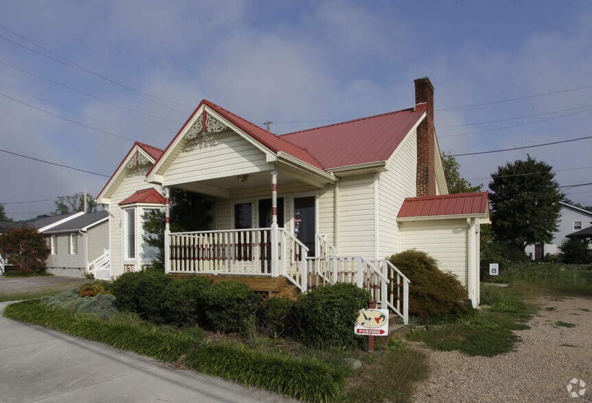 423 E Main St, Mount Carmel, TN 37645