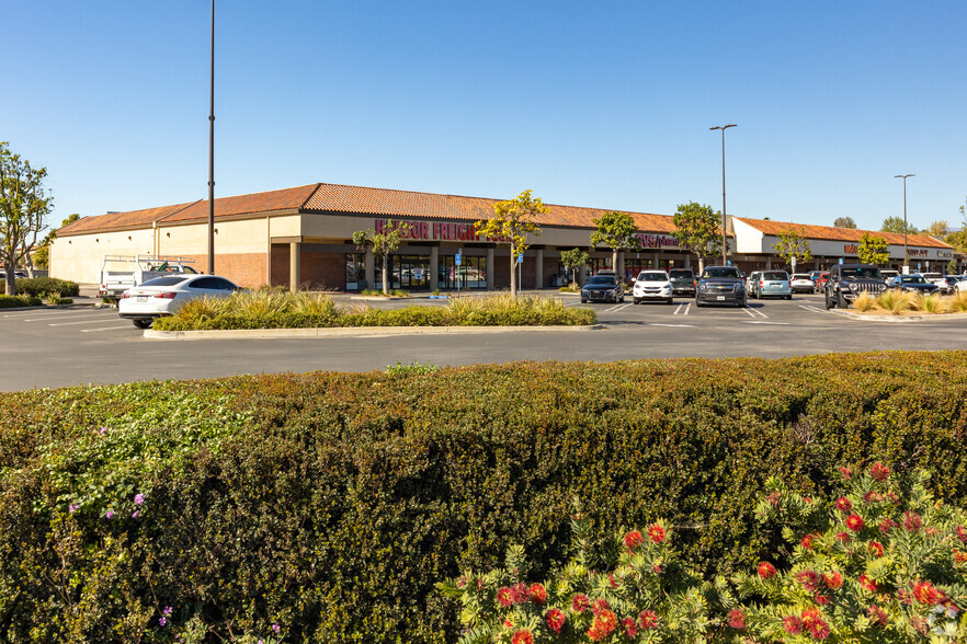 351-367 Carmen Dr, Camarillo, CA for lease - Primary Photo - Image 1 of 17