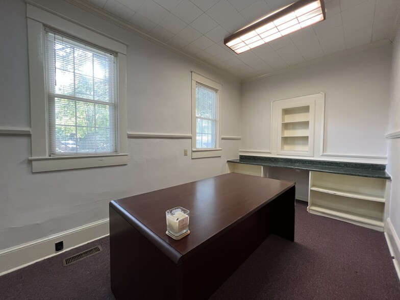 805 N Mecklenburg Ave, South Hill, VA for lease - Interior Photo - Image 2 of 9