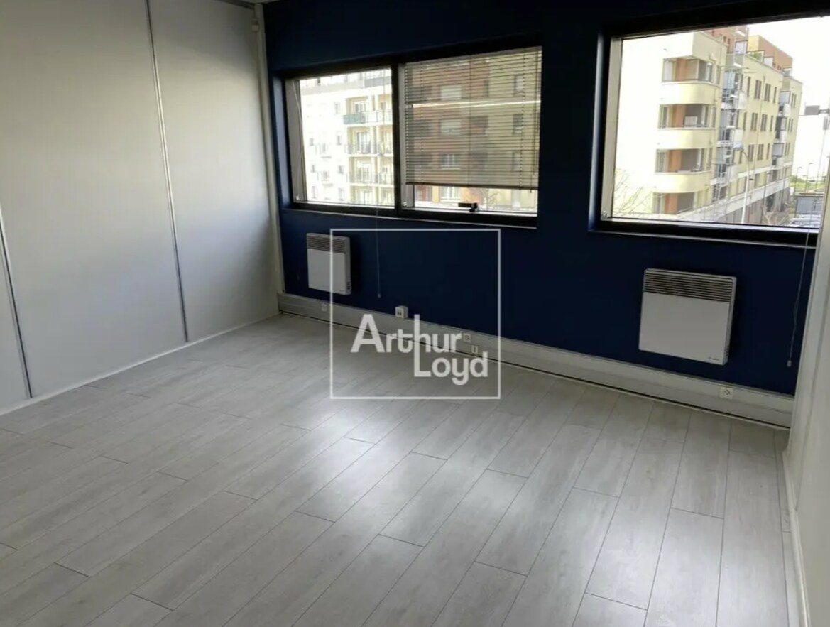 Office in Chilly-Mazarin for lease Interior Photo- Image 1 of 3