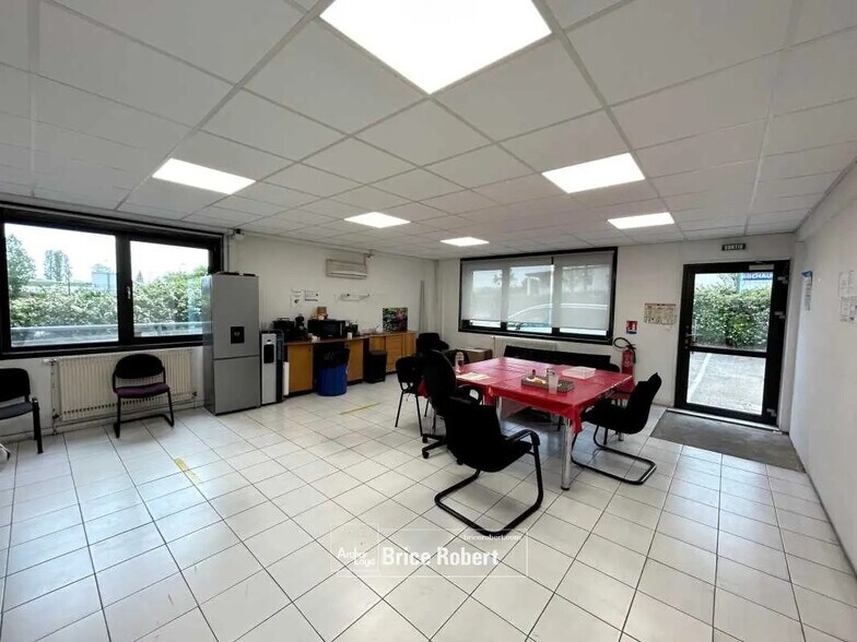 Office in Chassieu for lease - Interior Photo - Image 3 of 5