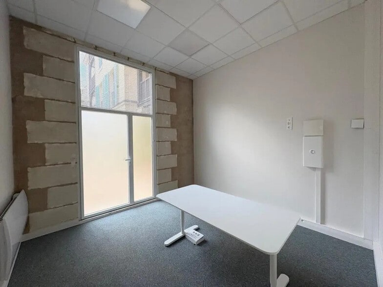 Office in Saint-Germain-en-Laye for lease - Interior Photo - Image 3 of 5