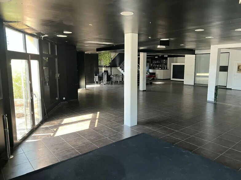 Retail in Aix-en-Provence for lease - Building Photo - Image 2 of 6