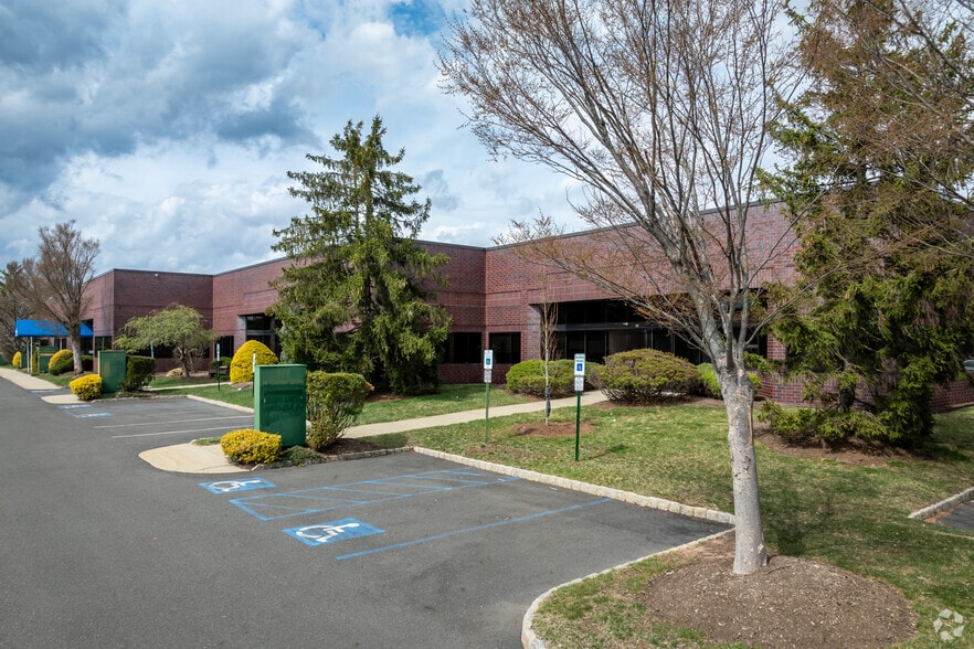 100-120 N Center Dr, North Brunswick, NJ for lease - Building Photo - Image 1 of 6