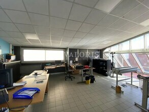 Flex in Vaulx-en-Velin for lease Building Photo- Image 2 of 3