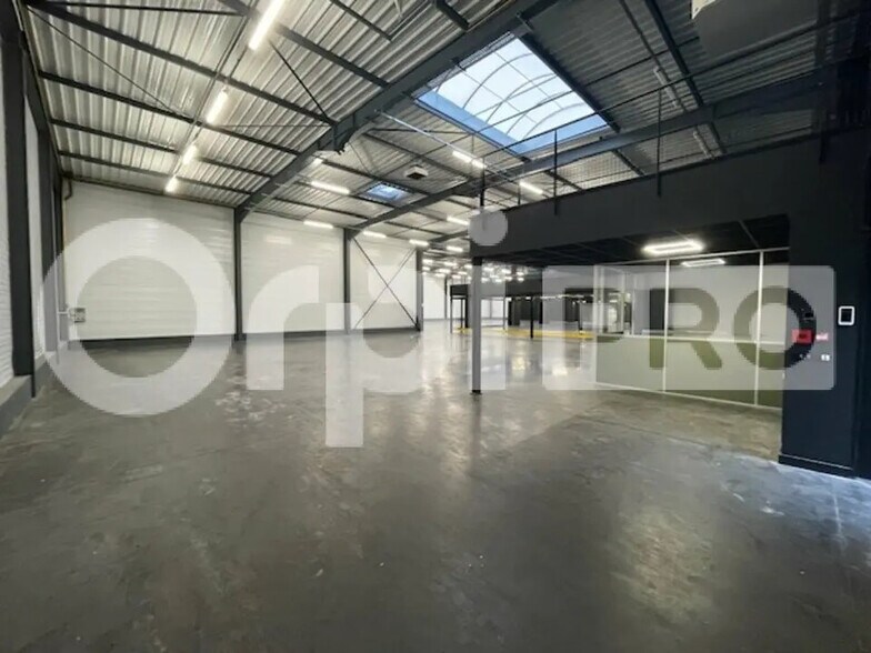 Retail in Villefranche-sur-Saône for lease - Interior Photo - Image 1 of 5