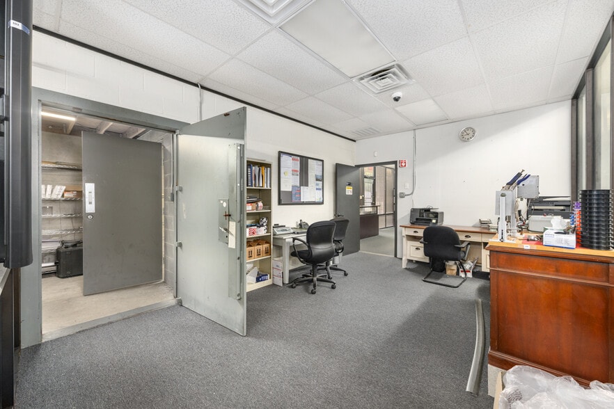 100 Hilbig Rd, Conroe, TX for lease - Interior Photo - Image 3 of 9