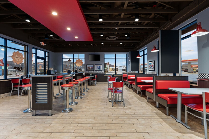 205 18th St, Kalispell, MT for sale - Interior Photo - Image 1 of 50