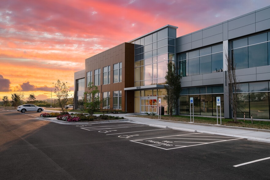 10101 Global Way, Knoxville, TN for lease - Building Photo - Image 1 of 11