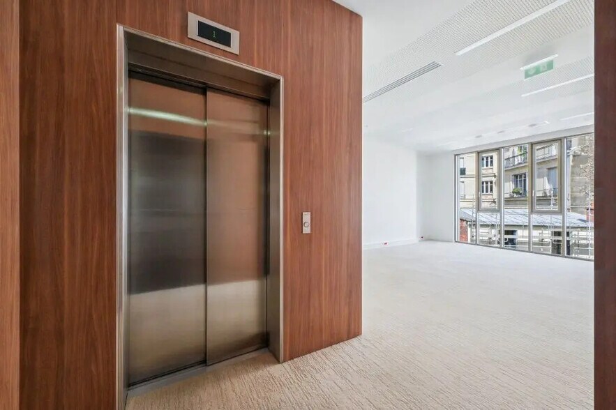 60 Rue Jouffroy D'Abbans, Paris for lease - Building Photo - Image 2 of 12