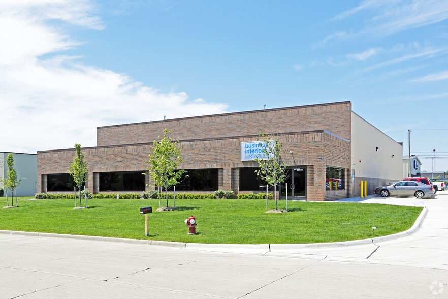 36935 Metro Ct, Sterling Heights, MI for lease - Building Photo - Image 3 of 5