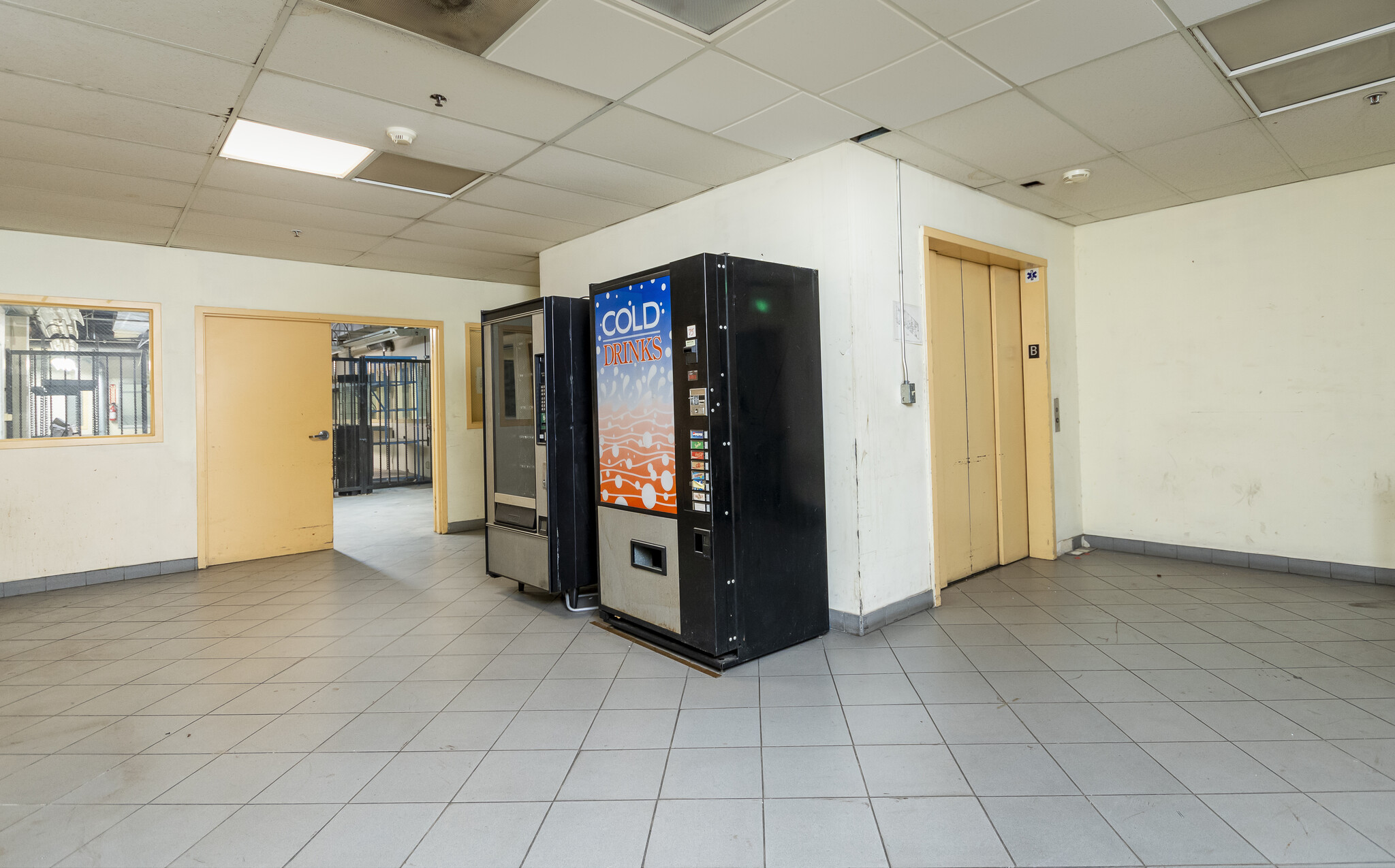 425 N Varney St, Burbank, CA for lease Interior Photo- Image 1 of 4