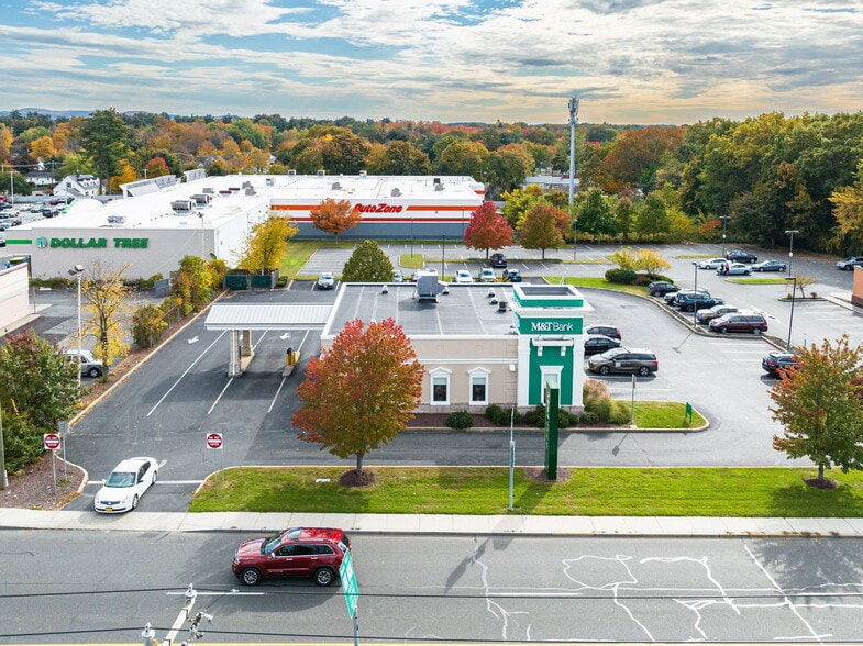 2.52ACRE Retail W/ 3 Corp Gnd Leases portfolio of 2 properties for sale on LoopNet.com - Building Photo - Image 2 of 5