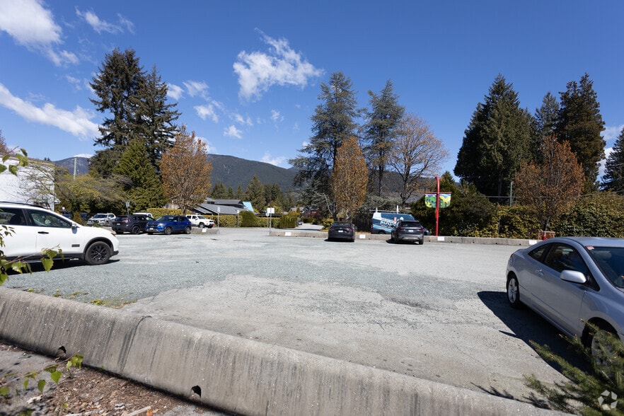 3015 Woodbine Dr, North Vancouver, BC for sale - Primary Photo - Image 1 of 1