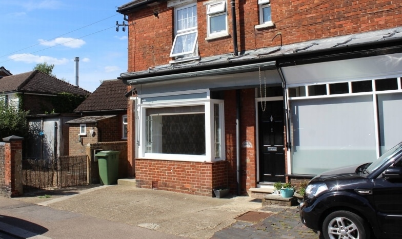 2 Swindon Rd, Horsham for sale Primary Photo- Image 1 of 1