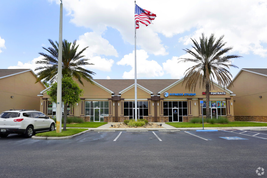 930-938 W Lumsden Rd, Brandon, FL for lease - Building Photo - Image 1 of 4