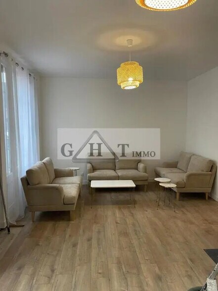 Retail in Orly for lease - Interior Photo - Image 2 of 4