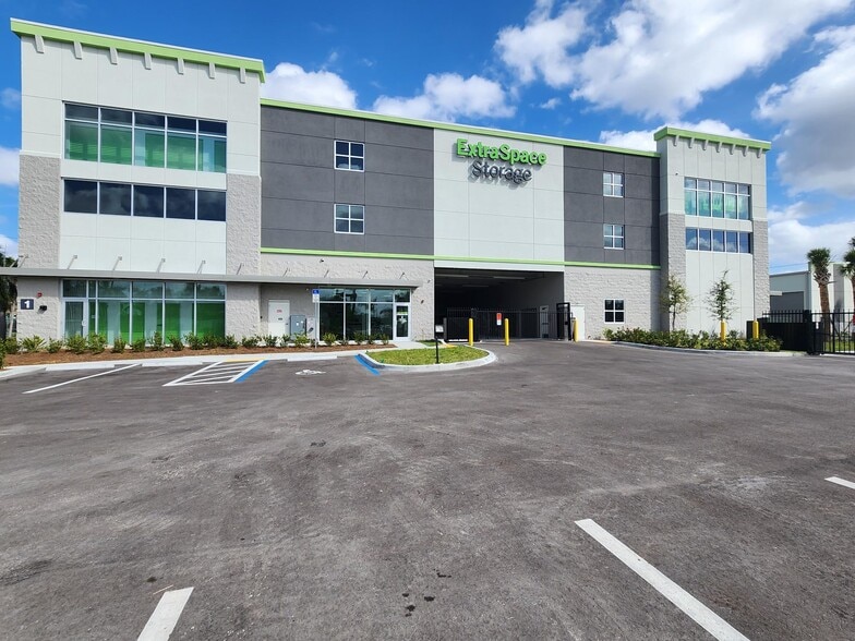 3026 E Riverside Dr, Fort Myers, FL for lease - Building Photo - Image 1 of 9