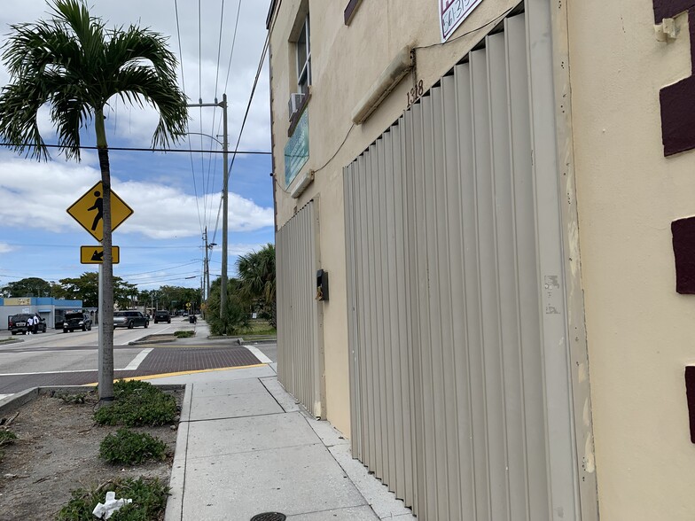 1318-1326 N Tamarind Ave, West Palm Beach, FL for lease - Building Photo - Image 3 of 24