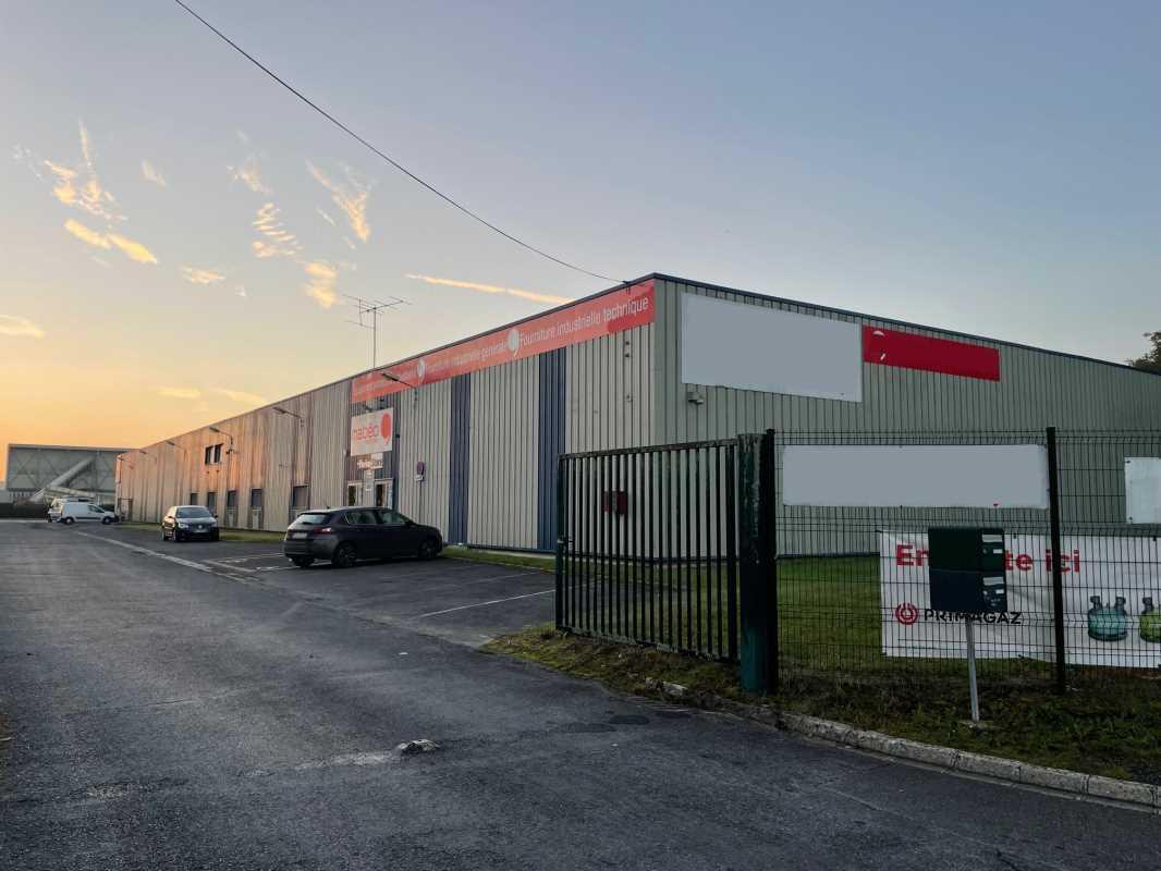 Flex in Noyon for lease Building Photo- Image 1 of 3