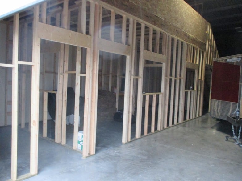 4807 32nd St SE, Calgary, AB for lease - Interior Photo - Image 2 of 22