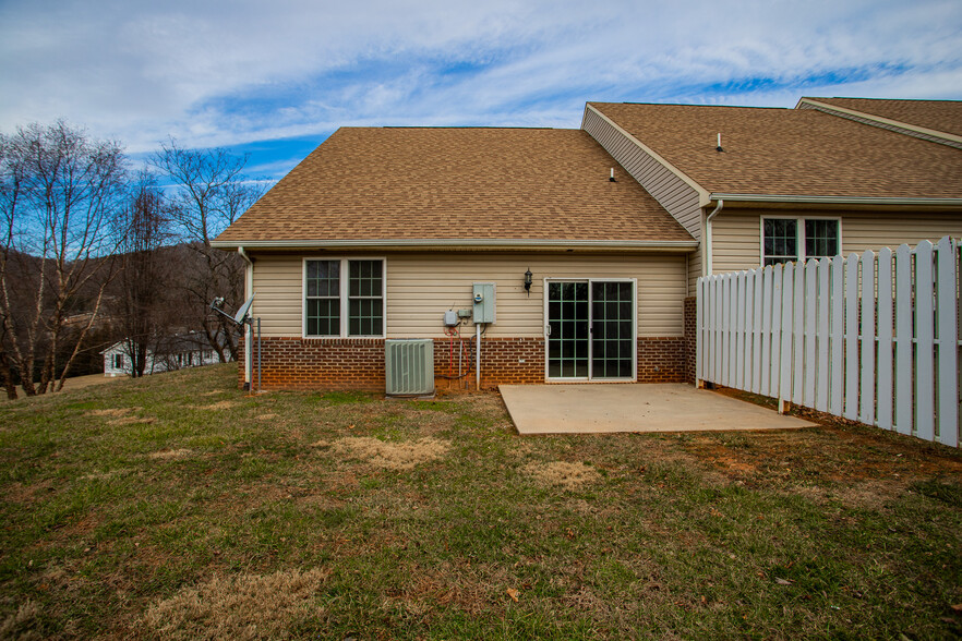 Hunters Ridge portfolio of 9 properties for sale on LoopNet.com - Building Photo - Image 3 of 35