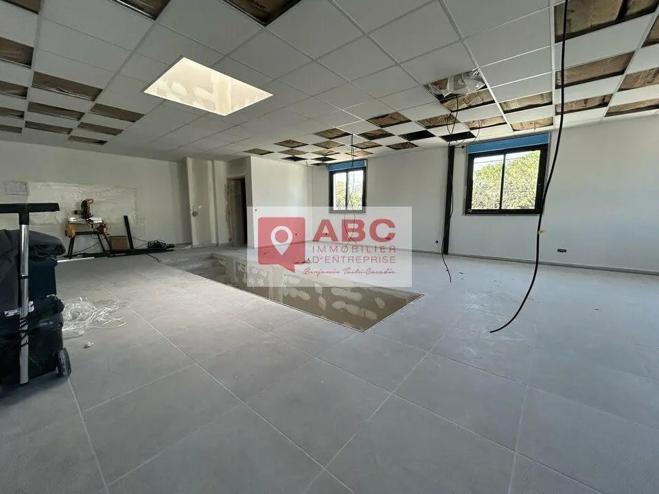 Office in Mudaison for lease Interior Photo- Image 1 of 6