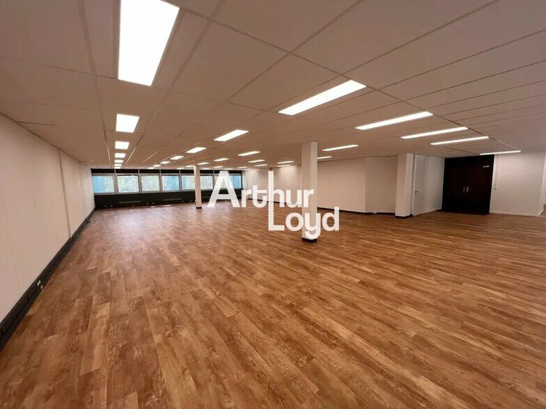 Flex in Valbonne for lease - Building Photo - Image 3 of 14