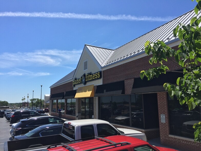 N89W16899 Appleton Ave, Menomonee Falls, WI for lease - Building Photo - Image 1 of 4