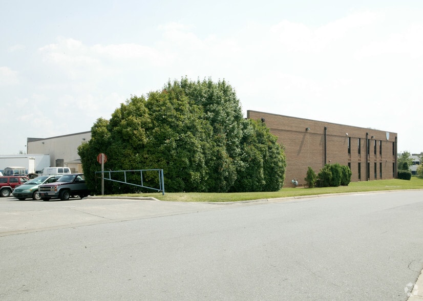 3921 Westpoint Blvd, Winston-Salem, NC for lease - Building Photo - Image 3 of 5
