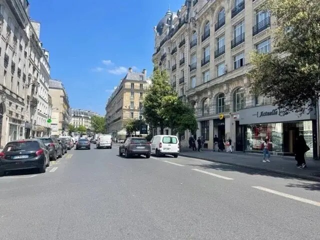 Flex in Paris for lease Building Photo- Image 1 of 3