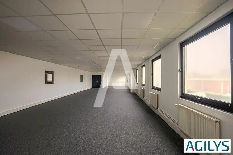 Office in Lisses for lease - Interior Photo - Image 2 of 5