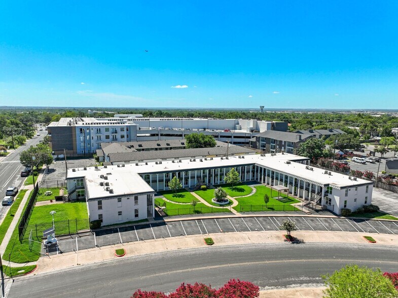 1101 Clayton Ln, Austin, TX for sale - Building Photo - Image 3 of 9