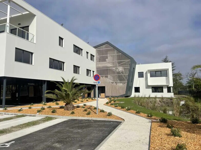 Office in Mérignac for lease - Building Photo - Image 2 of 5
