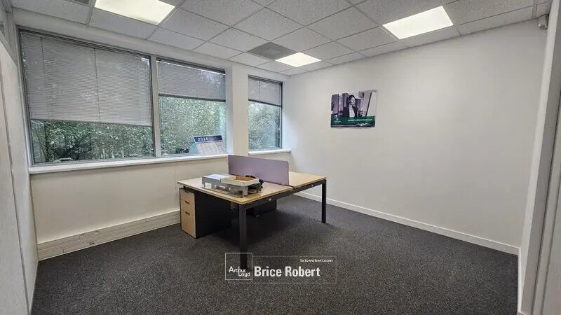 Office in Saint-Priest for lease - Interior Photo - Image 3 of 9