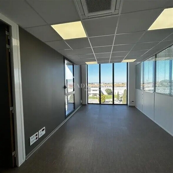 Office in  for lease - Interior Photo - Image 1 of 9