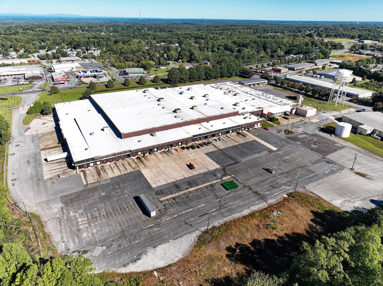 700 N Main St, Kernersville, NC for lease - Building Photo - Image 2 of 8