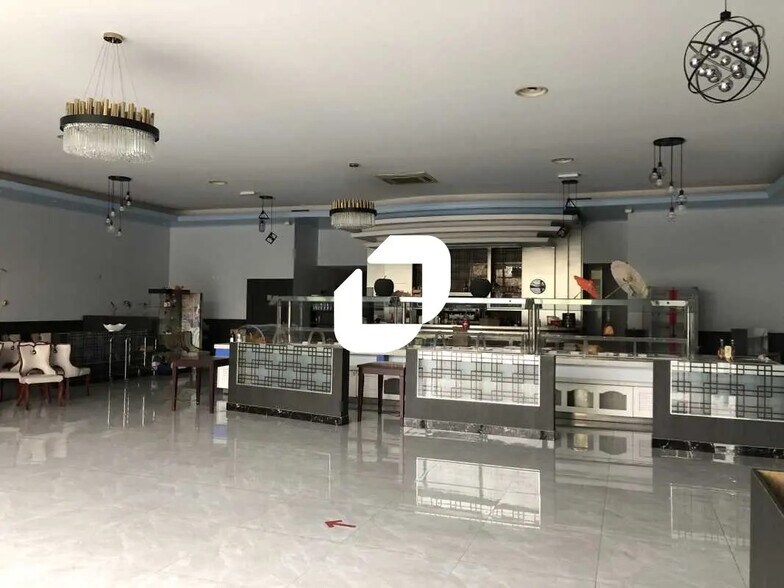 Retail in L'ISLE-ADAM for lease - Interior Photo - Image 2 of 4