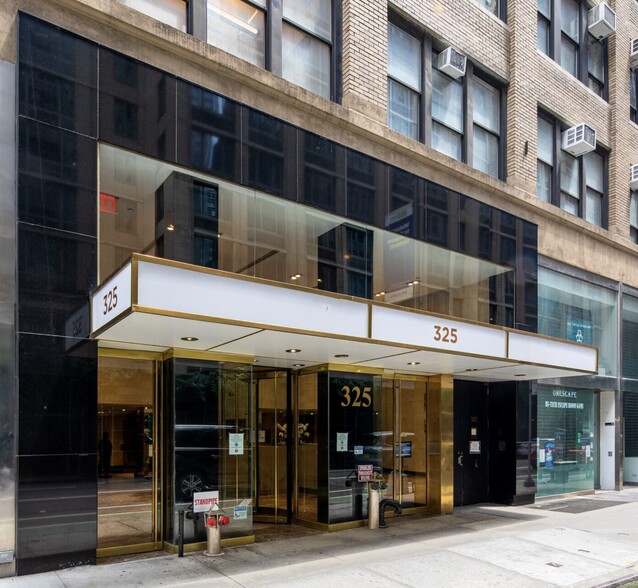 325 W 38th St, New York, NY for lease - Building Photo - Image 1 of 3