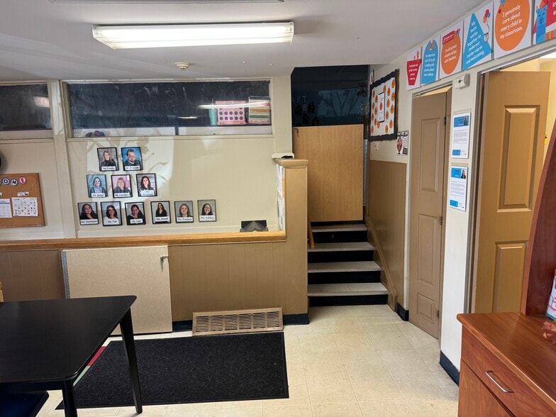 4717 W Crystal Lake Rd, Mchenry, IL for sale - Interior Photo - Image 3 of 6