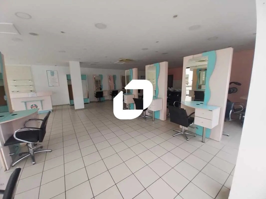 Retail in Saint-Médard-en-Jalles for lease Interior Photo- Image 1 of 7