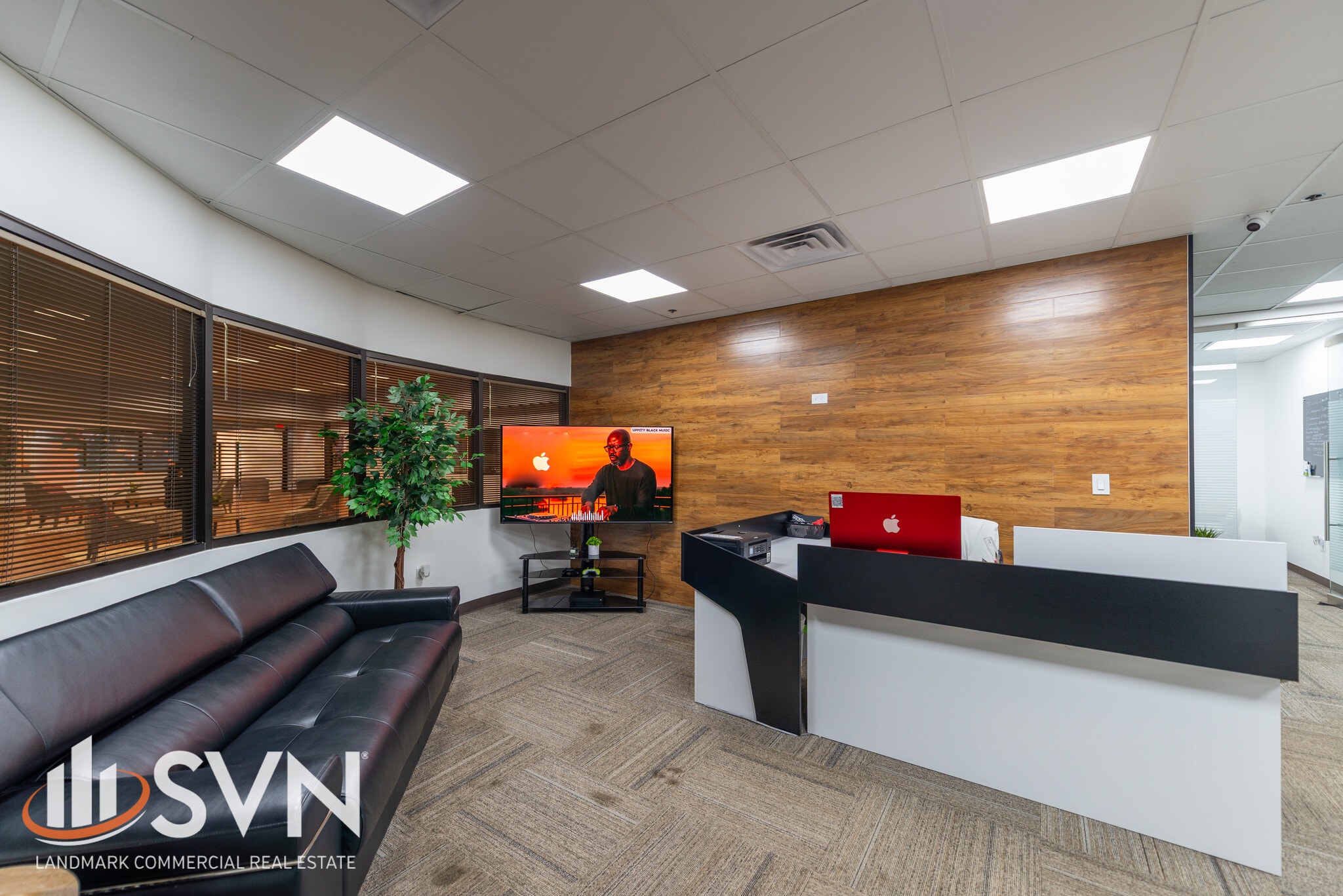 1425 N McLean Blvd, Elgin, IL for lease Interior Photo- Image 1 of 7