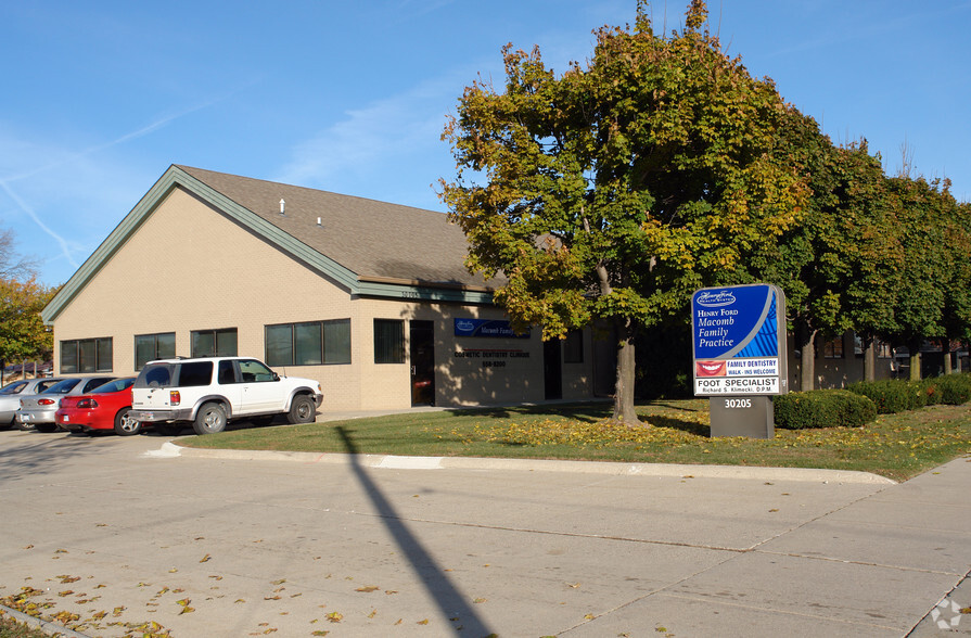 30205 Schoenherr Rd, Warren, MI for lease - Primary Photo - Image 1 of 5