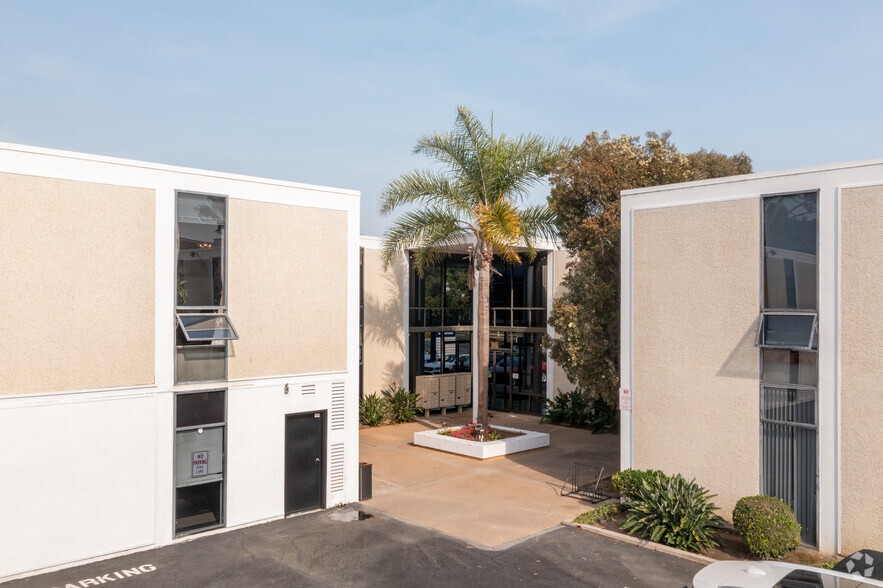 901 Dover Dr, Newport Beach, CA for lease - Building Photo - Image 2 of 4