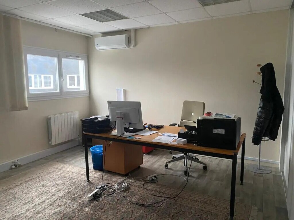 Location Bureaux 175 m² - Photo 1