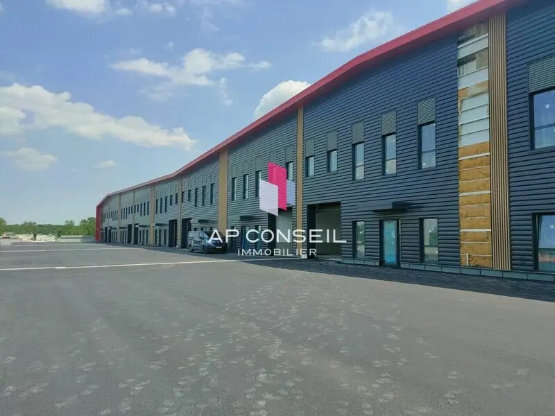 Flex in Élancourt for lease Building Photo- Image 1 of 4