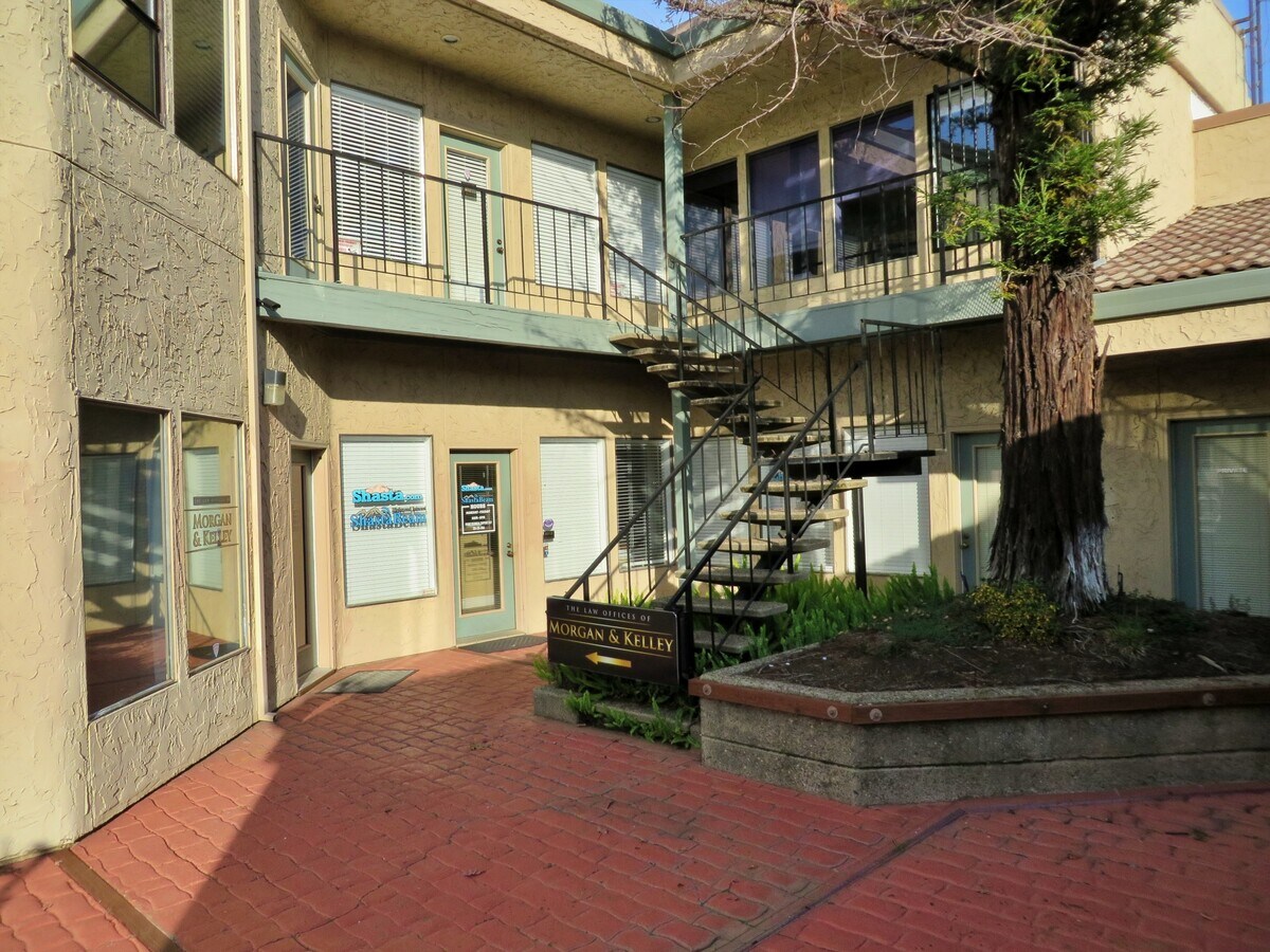 833 Mistletoe Ln, Redding, CA 96002