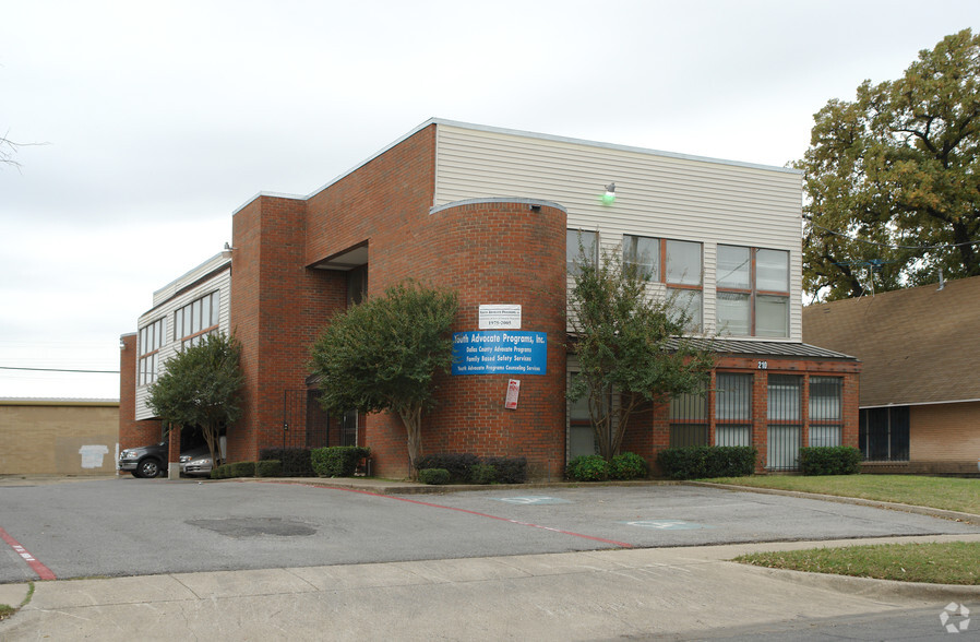 210 W 10th St, Dallas, TX for lease - Primary Photo - Image 1 of 4